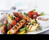 Grillteller mit Würstchen und Gemüse
