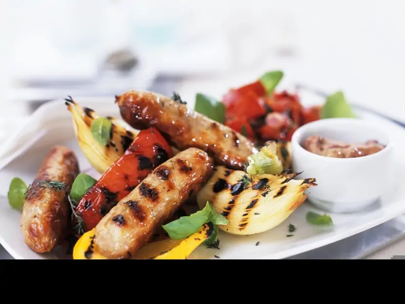 Grillteller mit Würstchen und Gemüse