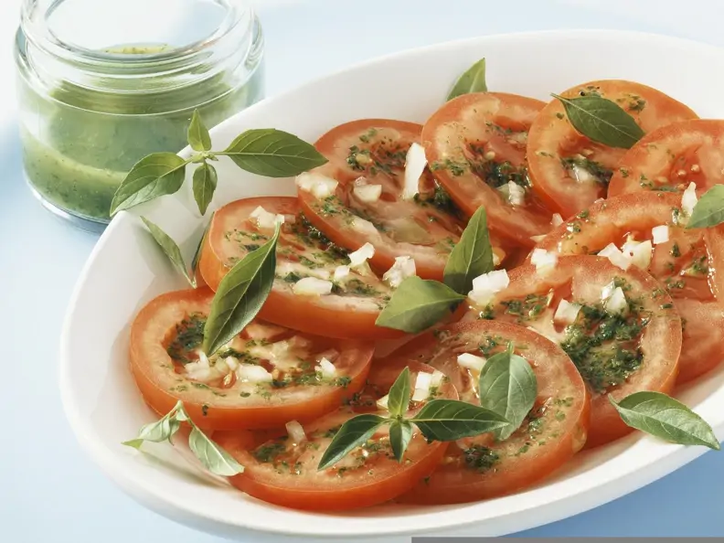Tomatensalat mit Basilikum