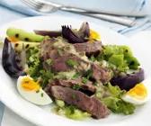 Rindfleischsalat mit Frühlingszwiebeln und Ei