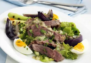 Rindfleischsalat mit Frühlingszwiebeln und Ei