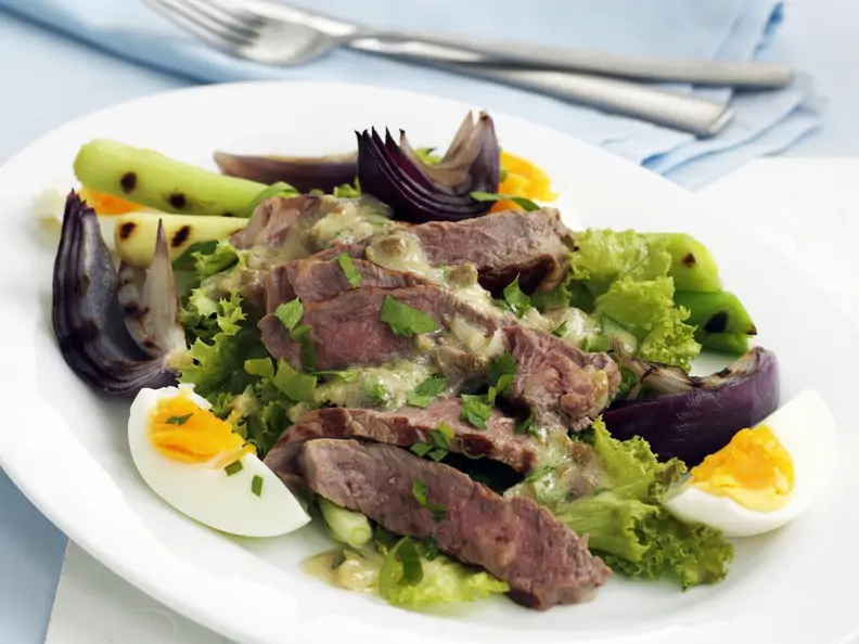 Rindfleischsalat mit Frühlingszwiebeln und Ei