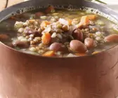 Graupensuppe mit Hülsenfrüchten