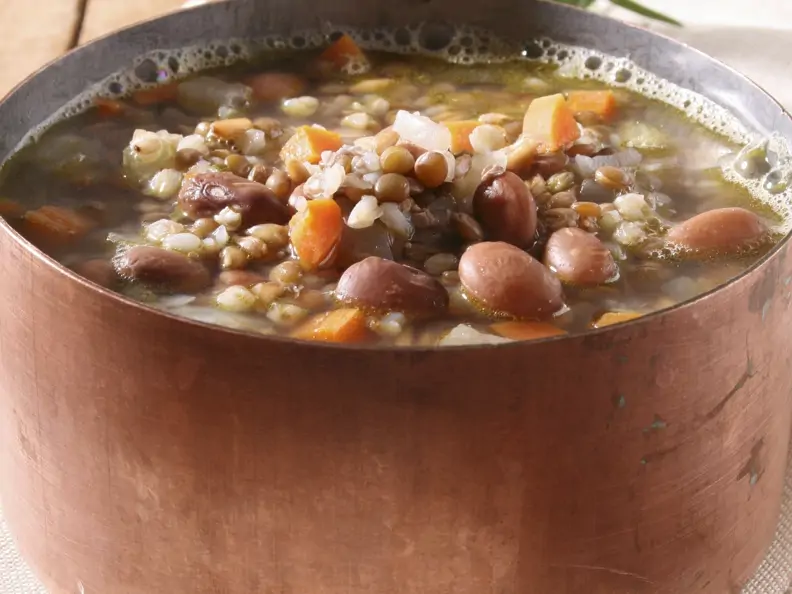 Graupensuppe mit Hülsenfrüchten