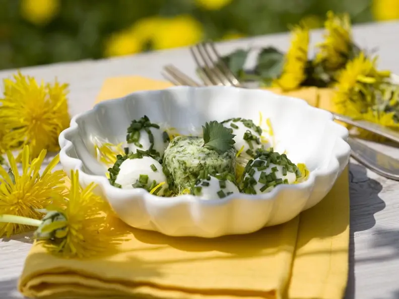 Mozzarellabällchen mit Kräutern