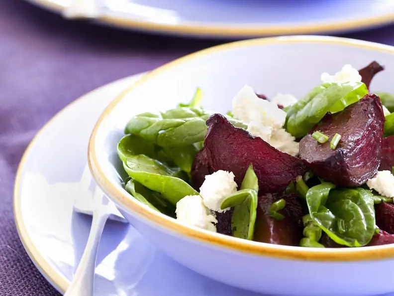 Salat mit Roter Bete, Spinat und Feta