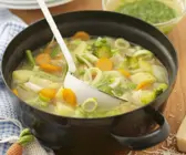 Bunte Gemüsesuppe mit Käse