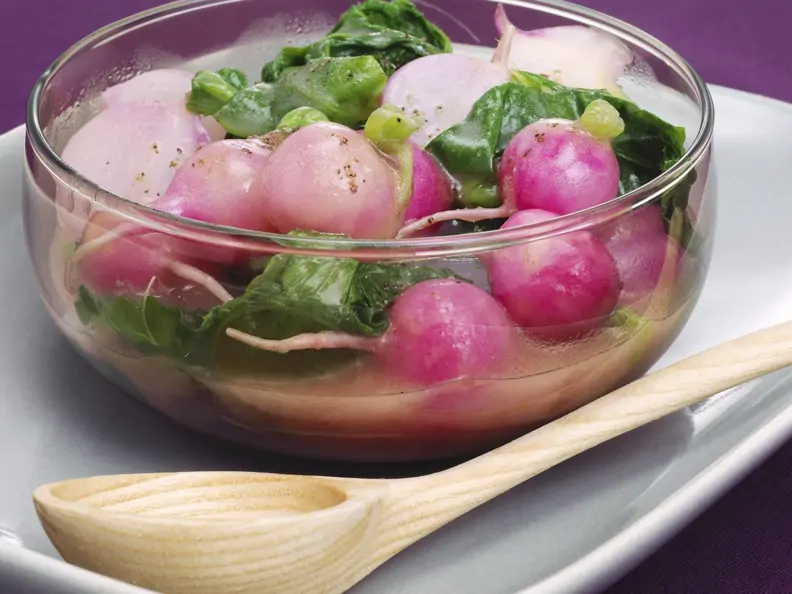 Glasierte Radieschen mit Blättern in Sauce
