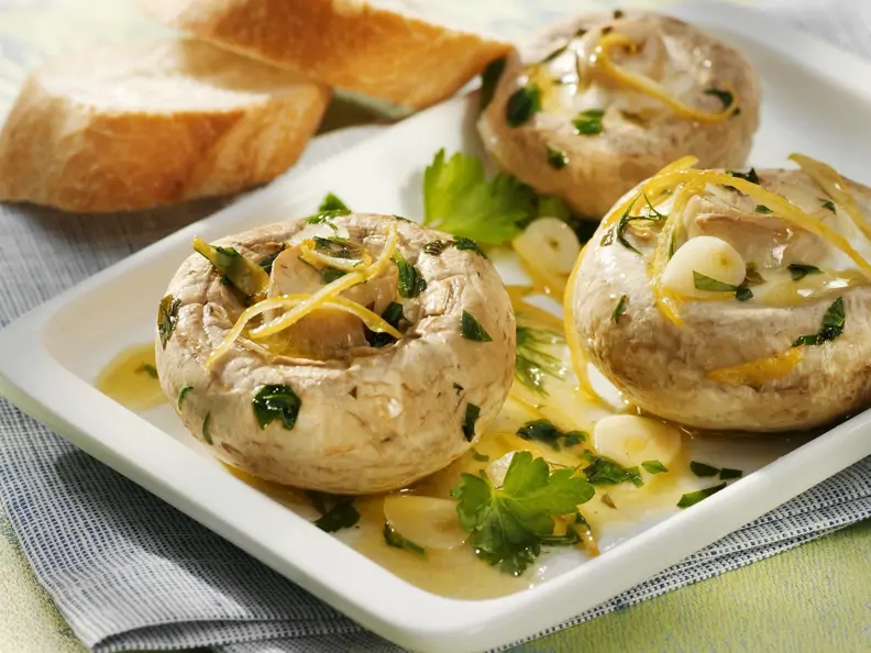 Gegrillte Riesenchampignons mit Olivenöl, Knoblauch und Kräutern