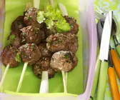 Hackbällchen-Zitronengras-Spieße