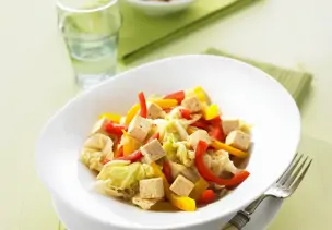 Tofupfanne mit Paprika und Chinakohl