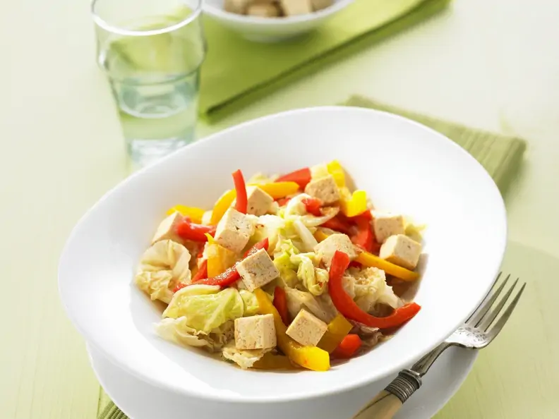 Tofupfanne mit Paprika und Chinakohl