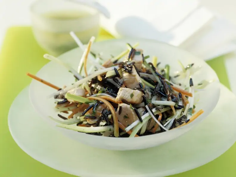 Wildreispfanne mit Gemüse und Hähnchenfleisch