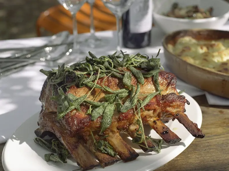Kalbskarree mit frittierten Salbeiblättern