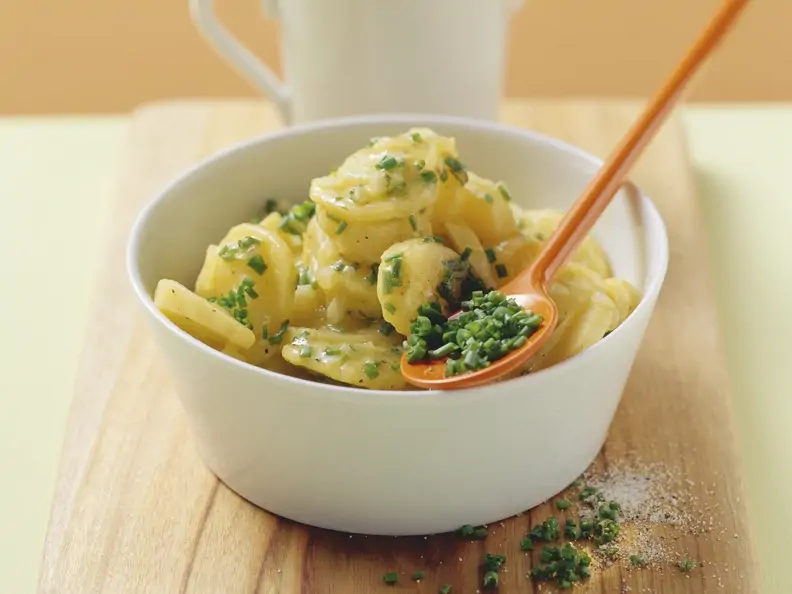 Kartoffelsalat in weißem Schälchen