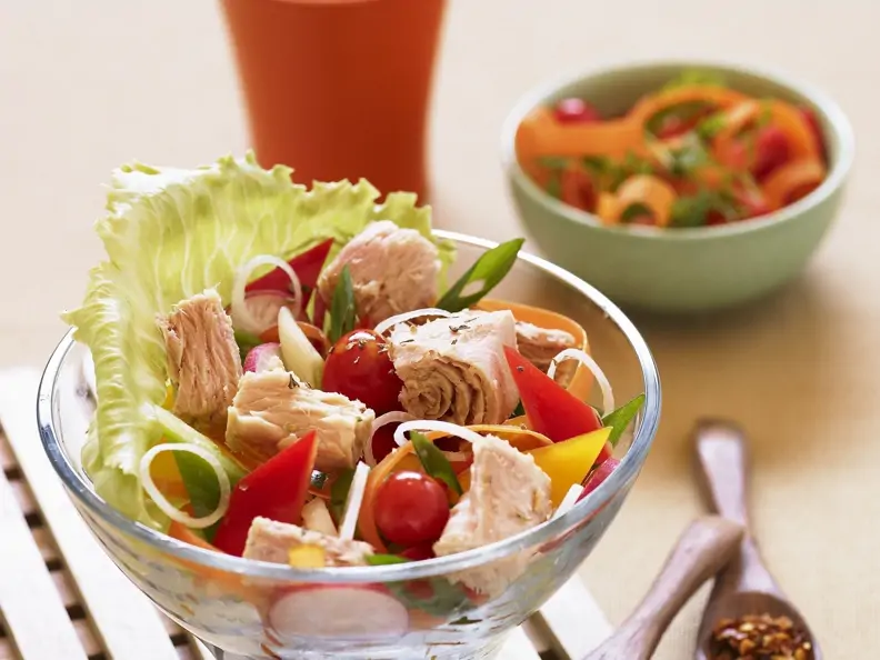 Thunfischsalat mit buntem Gemüse