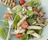Spargelsalat mit Spinatblättern