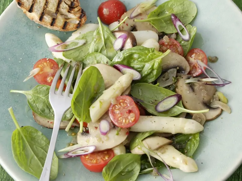Spargelsalat mit Spinatblättern