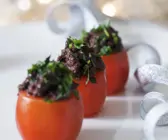 Tomaten mit Olivenpaste gefüllt