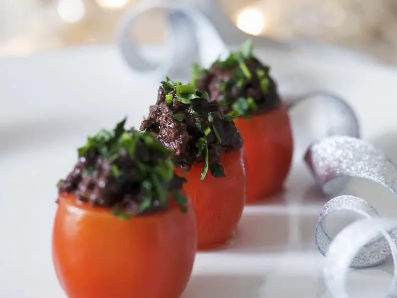 Tomaten mit Olivenpaste gefüllt
