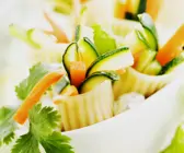 Nudelröllchen mit Gemüse gefüllt