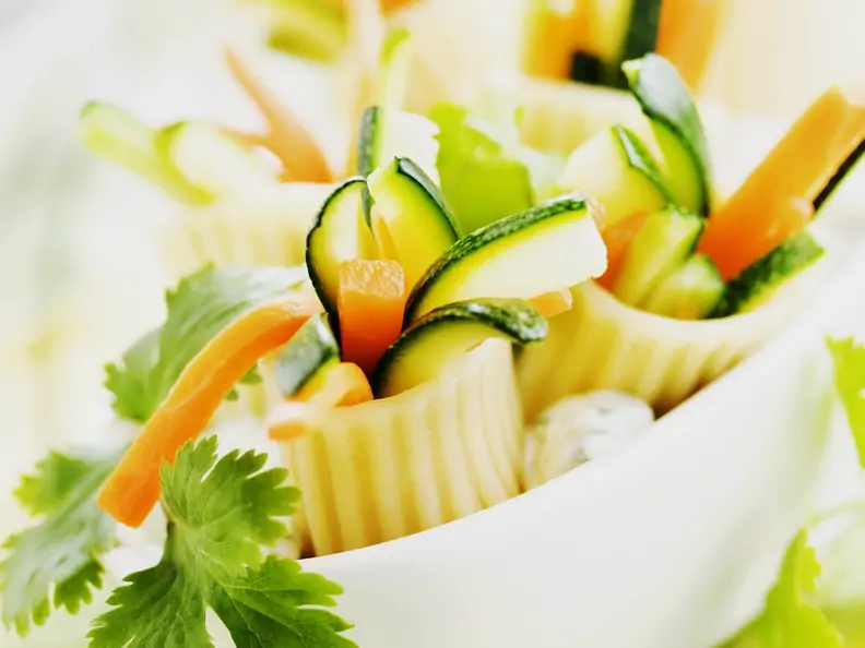 Nudelröllchen mit Gemüse gefüllt