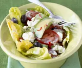 Romanasalat mit Schafskäse, Tomaten und Avocado