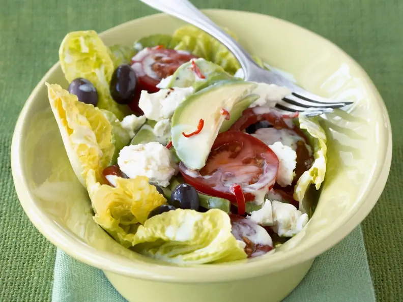 Romanasalat mit Schafskäse, Tomaten und Avocado