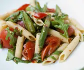 Pasta mit grünem Spargel und Tomaten
