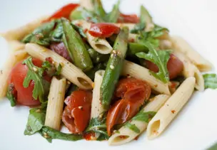 Pasta mit grünem Spargel und Tomaten