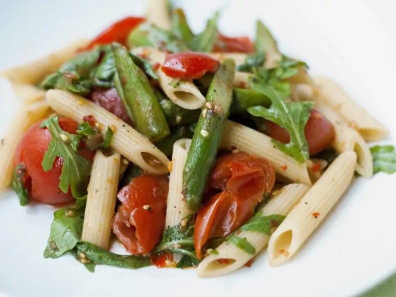 Pasta mit grünem Spargel und Tomaten