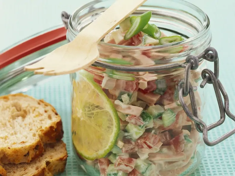 Wurstsalat mit Tomate und Gurke