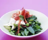 Zuckerschotensalat mit Ziegenfrischkäse und Schinken