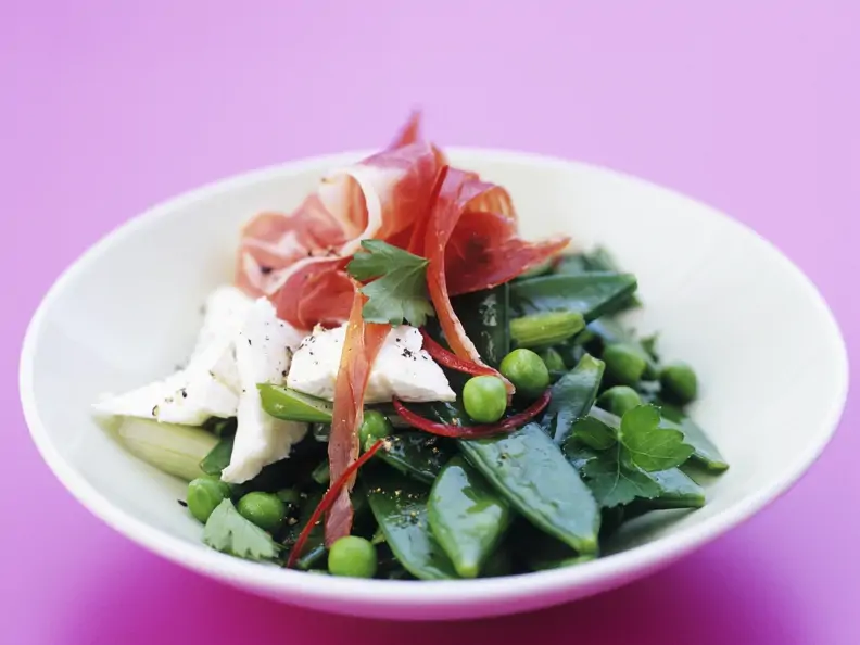 Zuckerschotensalat mit Ziegenfrischkäse und Schinken