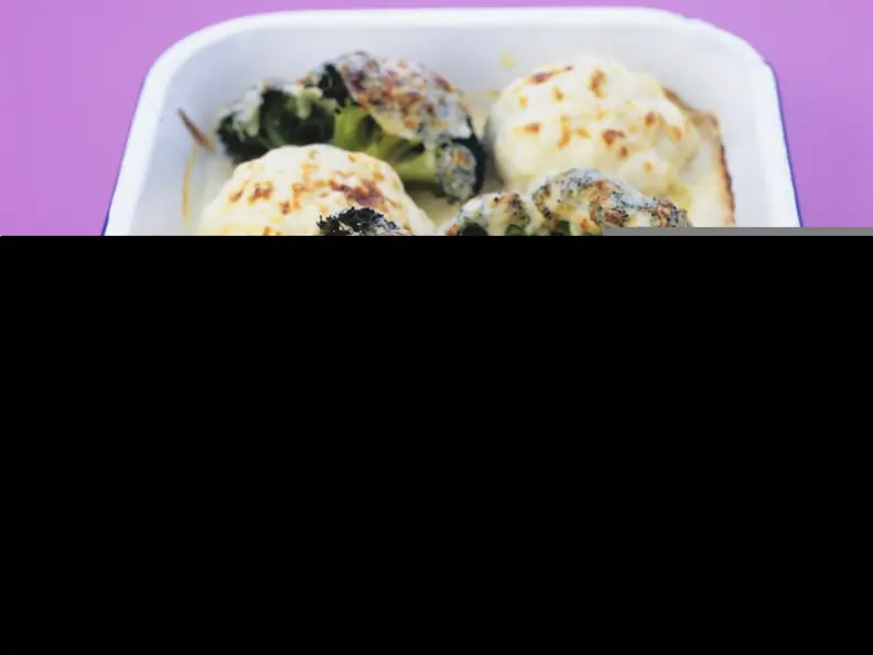 Brokkoli und Blumenkohl in einer Auflaufform mit Käse gratiniert