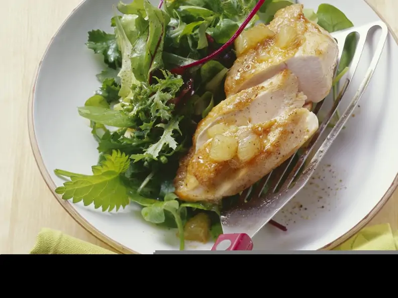 Hähnchen in Zitrone mit Salat aus Wildkräutern