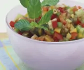 Gemüsesalat mit Gurke und Paprika
