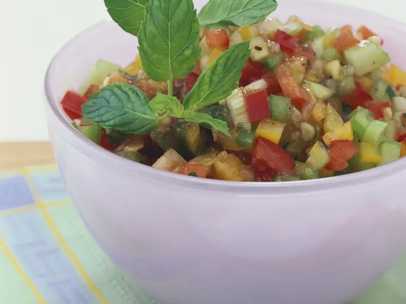 Gemüsesalat mit Gurke und Paprika
