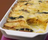 Kürbis-Kartoffel-Gratin mit Salbeiblättern