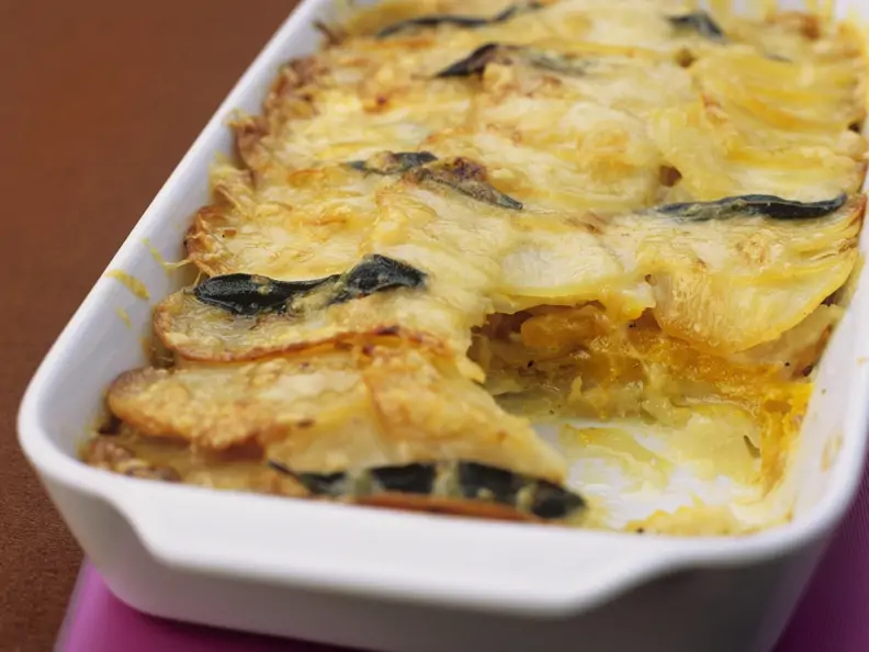 Kürbis-Kartoffel-Gratin mit Salbeiblättern