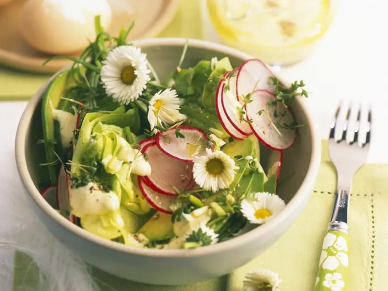 Kopfsalat mit Radieschen, Avocado und Gänseblümchen