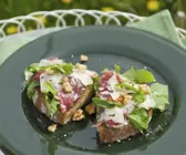 Crostini mit Rinderfleisch-Carpaccio, Avocado und Walnusskernen