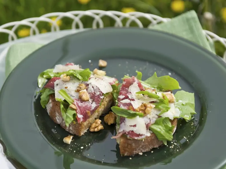 Crostini mit Rinderfleisch-Carpaccio, Avocado und Walnusskernen