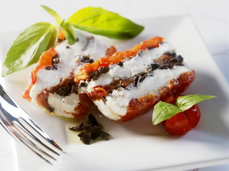 Terrine mit getrockneten Tomaten, Frischkäse und Oliven