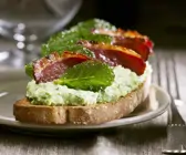 Crostini mit Erbsen-Minz-Aufstrich und Entenbrust