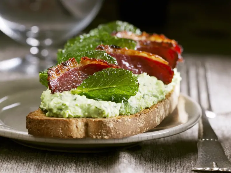 Crostini mit Erbsen-Minz-Aufstrich und Entenbrust