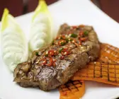 Steak und Kürbis vom Grill mit Avocadocreme