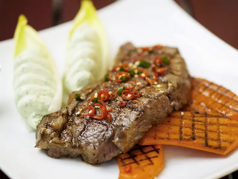 Steak und Kürbis vom Grill mit Avocadocreme