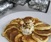 Kleine Ricotta-Pfannkuchen mit Honigjoghurt und Beeren