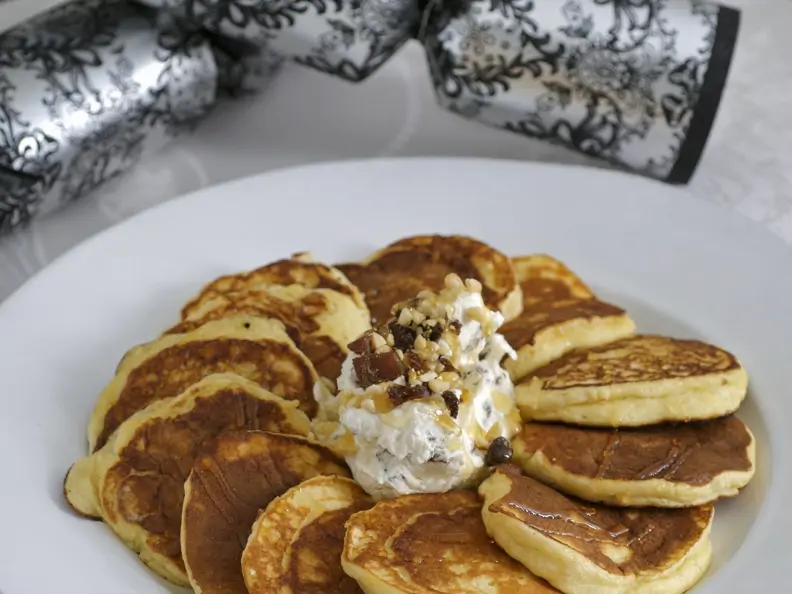 Kleine Ricotta-Pfannkuchen mit Honigjoghurt und Beeren